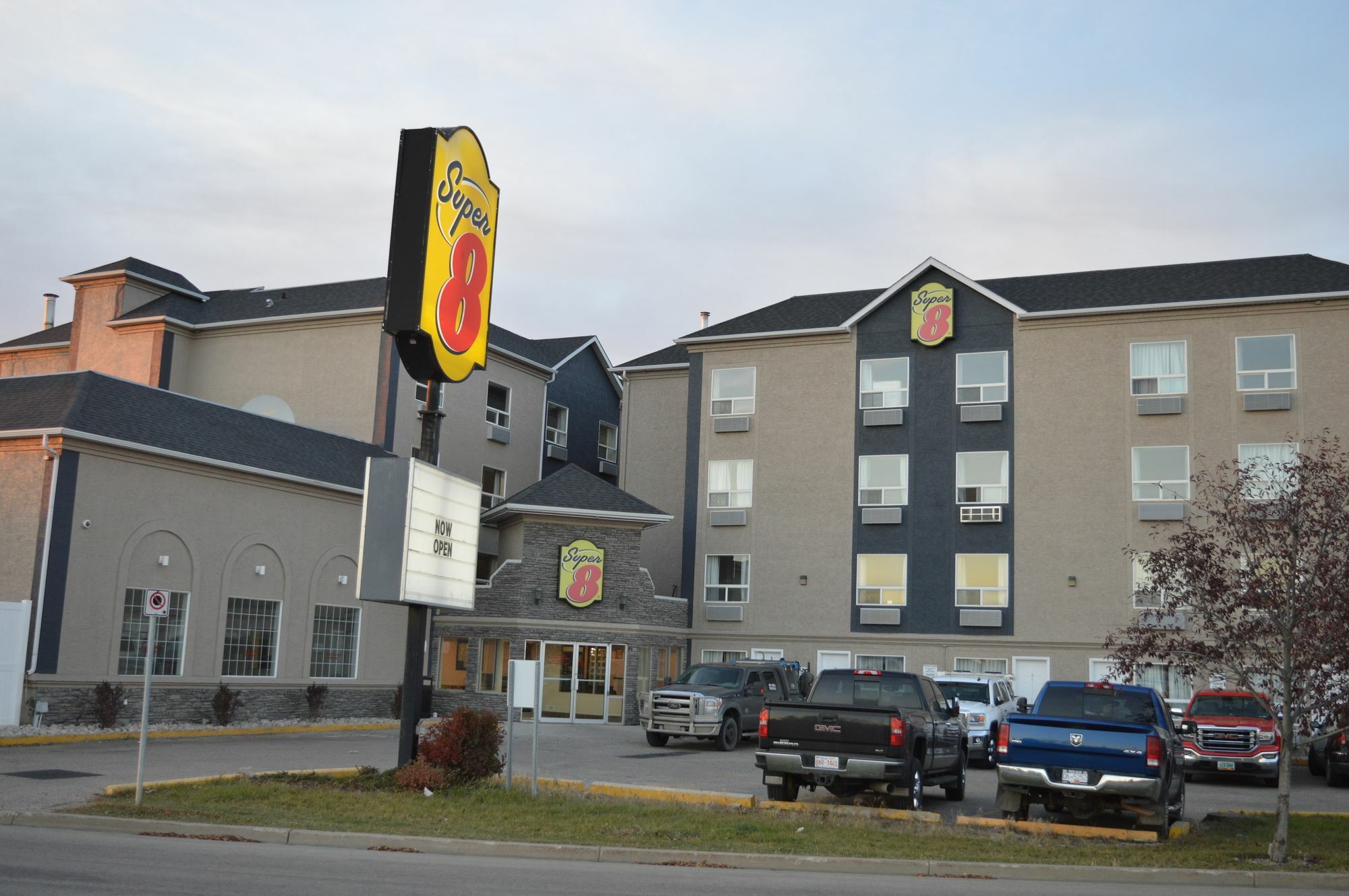 Super 8 By Wyndham Grande Prairie Hotel Exterior foto